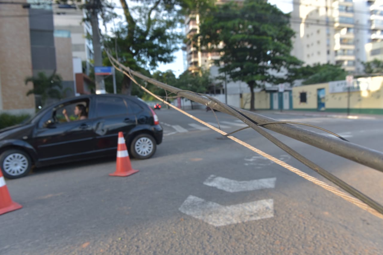 A Gazeta Fios Ca Dos Em Rua Atrapalham Tr Nsito Em Bento Ferreira