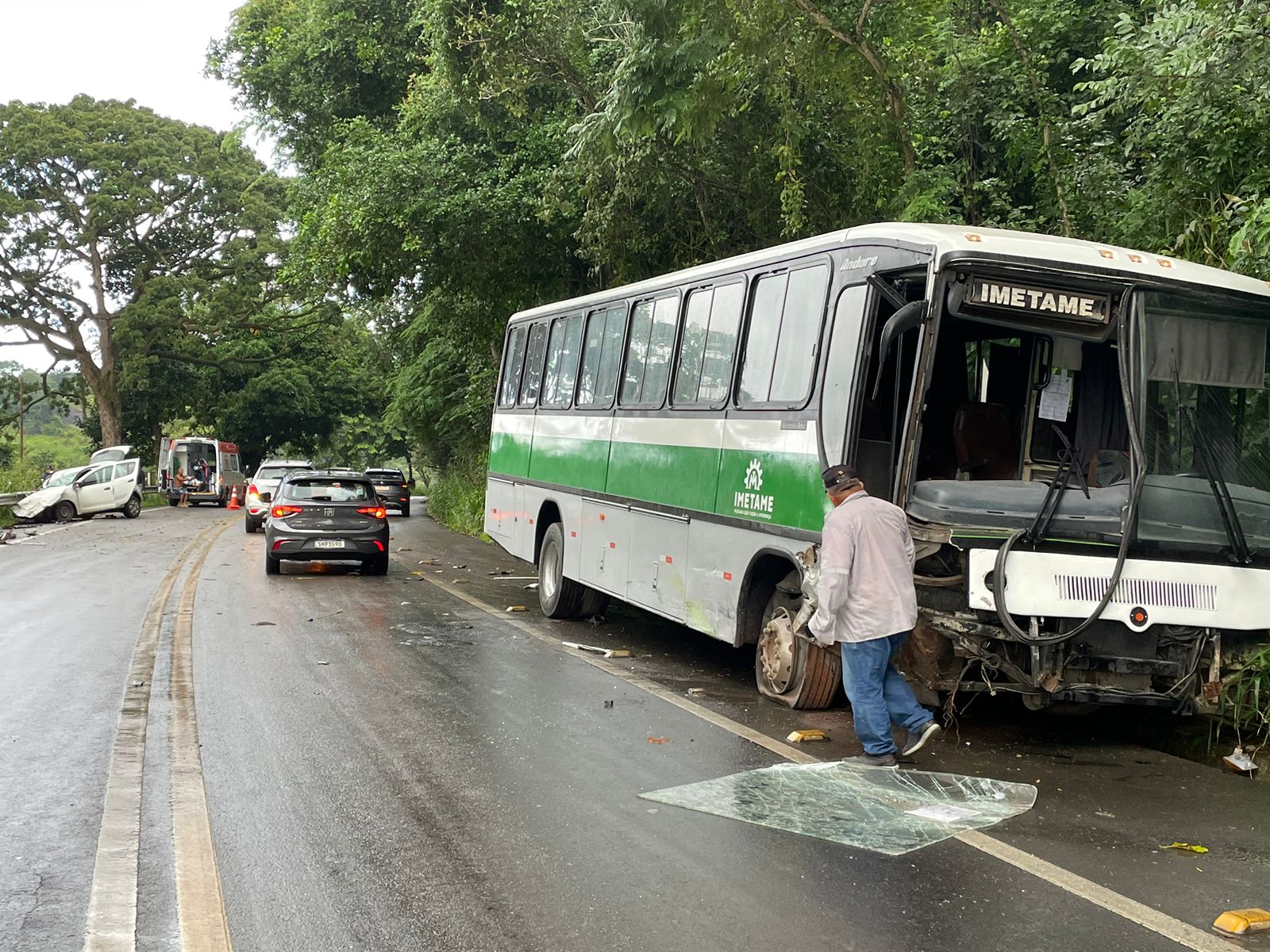 A Gazeta Carro Bate Em Nibus E V Tima Fica Presa S Ferragens Na Es