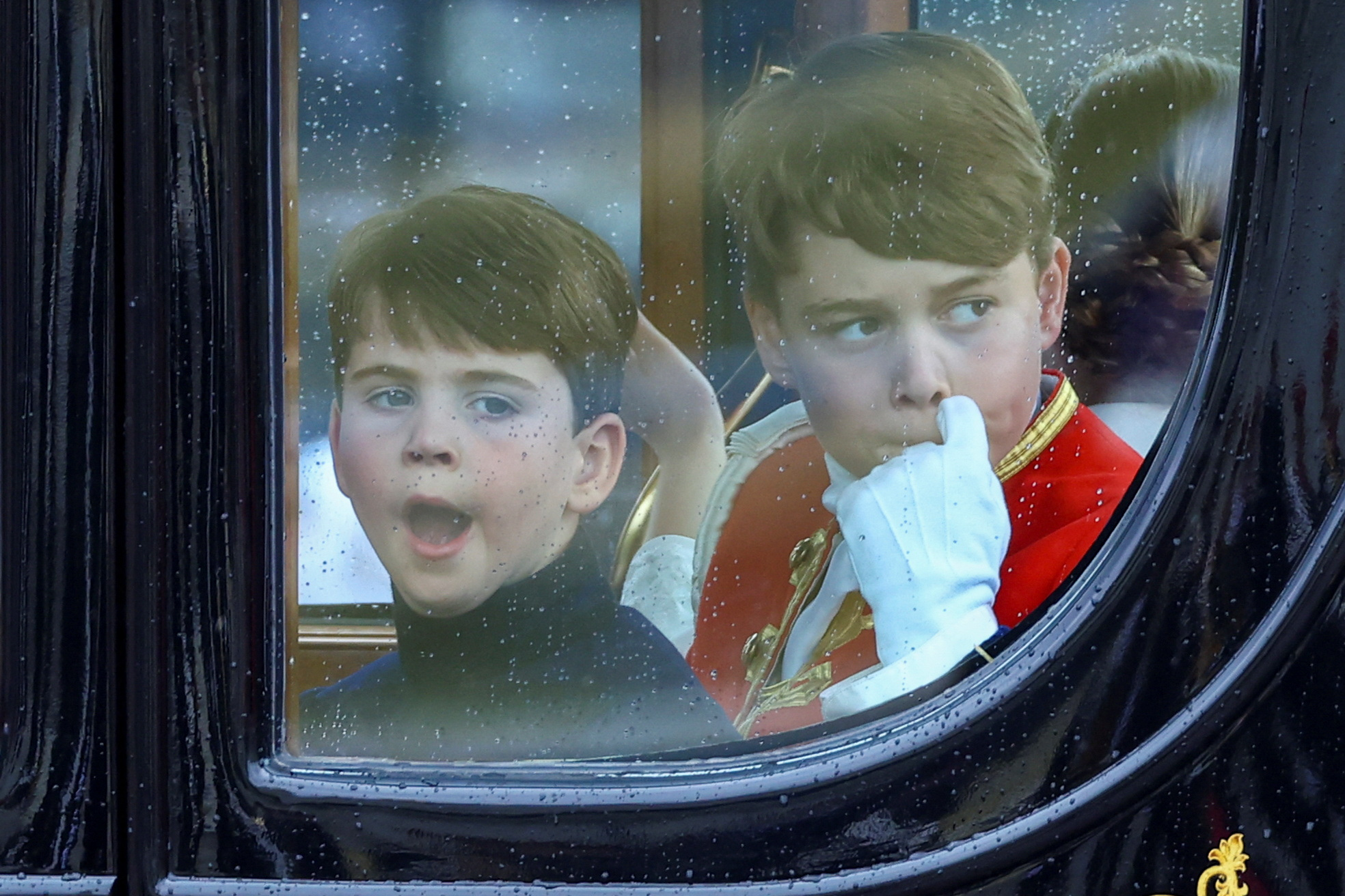 Hz Cerim Nia De Coroa O De Charles Iii Reuniu Mais De Mil Pessoas