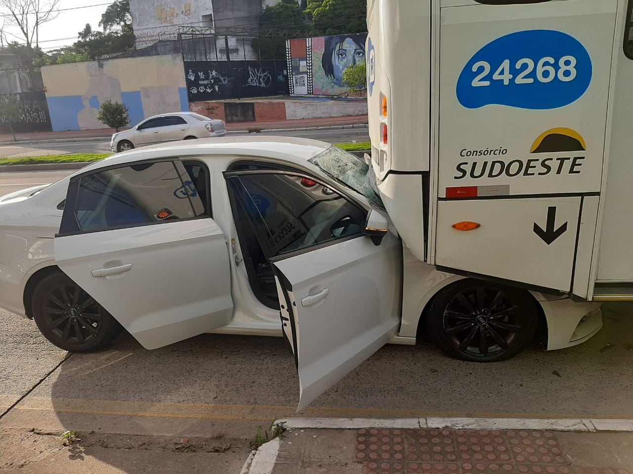 A Gazeta Carro de luxo bate na traseira de ônibus e ocupantes fogem