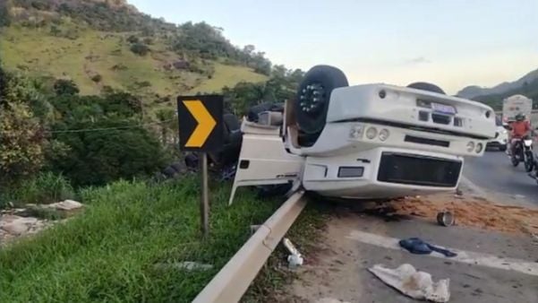 A Gazeta Motorista Perde O Controle De Carreta E Tomba Na Br Em