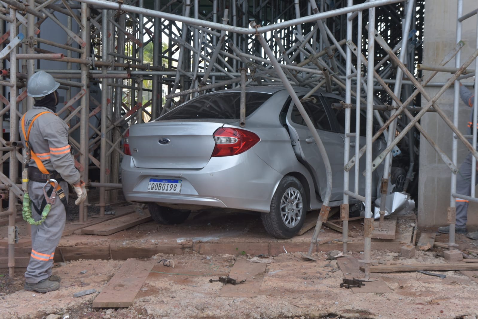 A Gazeta Carro Invade Obra Do Viaduto De Carapina Ap S Motorista