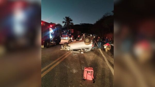 A Gazeta Motorista fica ferido após carro capotar na ES 080 em Colatina