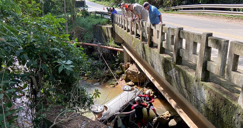 A Gazeta Motorista morre após carro cair de ponte em acidente em