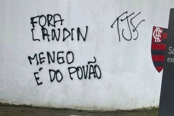 A Gazeta Torcida do Flamengo picha muro de Ninho do Urubu após queda