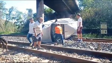 A Gazeta Carro Cai De Viaduto Sobre Linha F Rrea Em Jo O Neiva