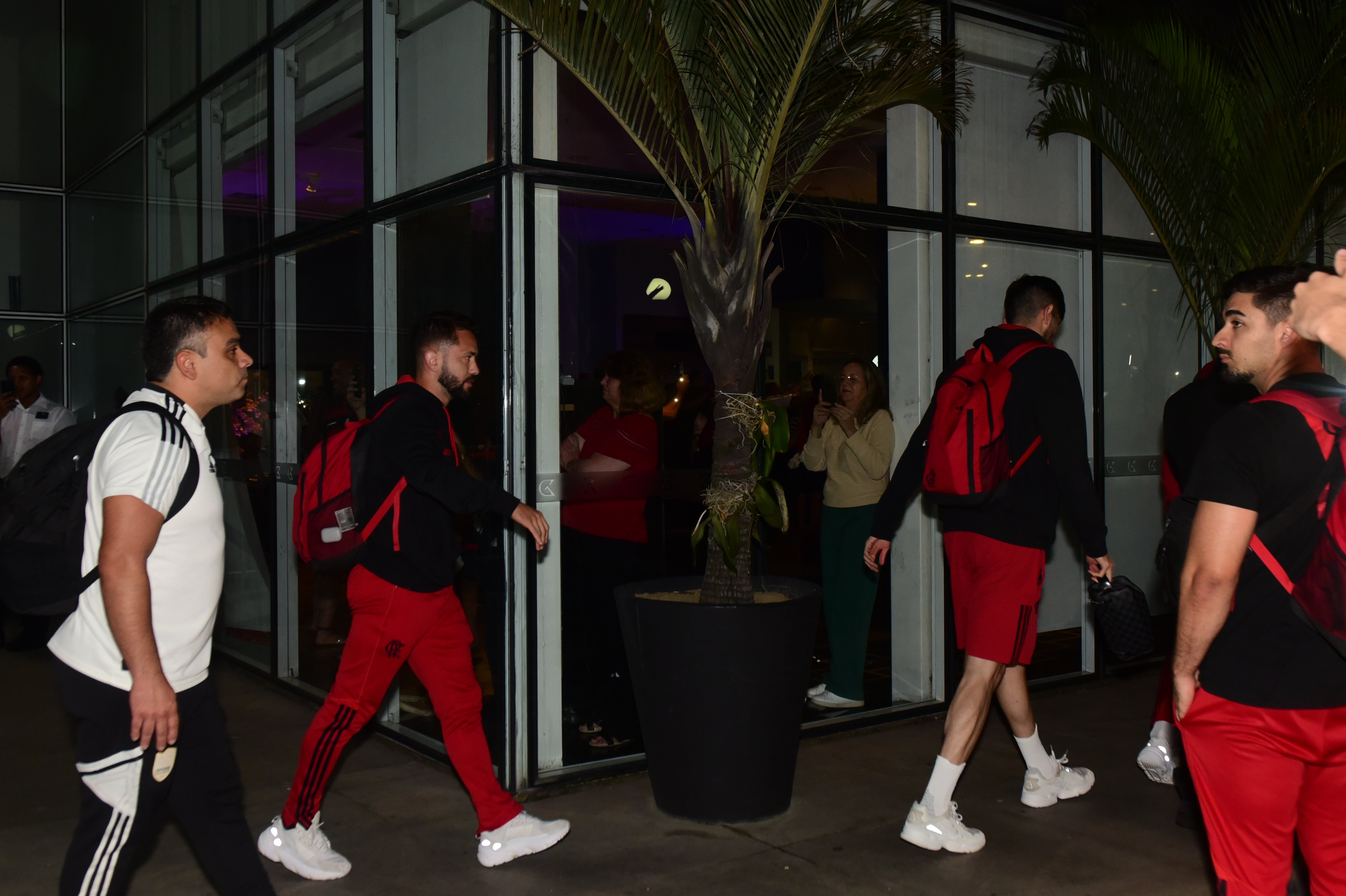 A Gazeta Elenco Do Flamengo Chega Em Vit Ria N O Atende Torcida E