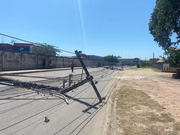 A Gazeta Motorista Perde O Controle De Carro E Derruba Seis Postes Em