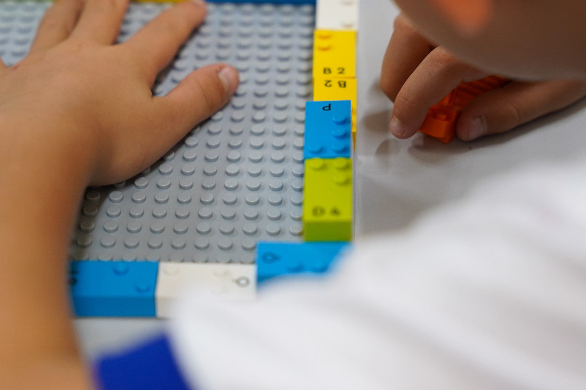 Lego em Braille ensina diverte e muda realidade de crianças cegas em