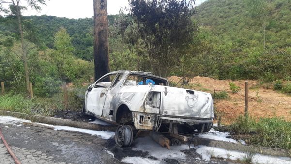 A Gazeta Duas pessoas morrem após carro bater em árvore e pegar fogo