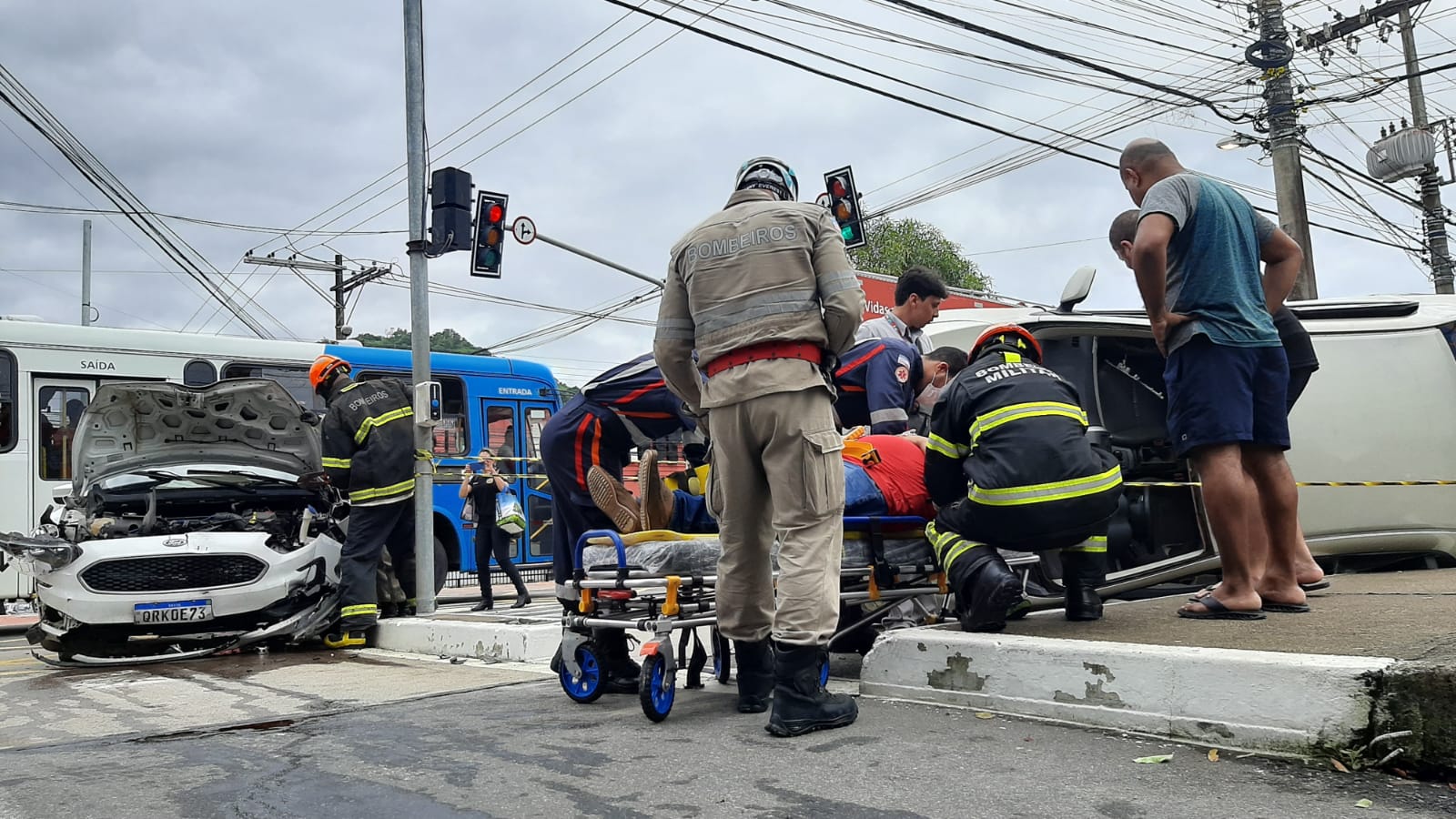 A Gazeta Veja o resgate do motorista preso em carro após acidente em