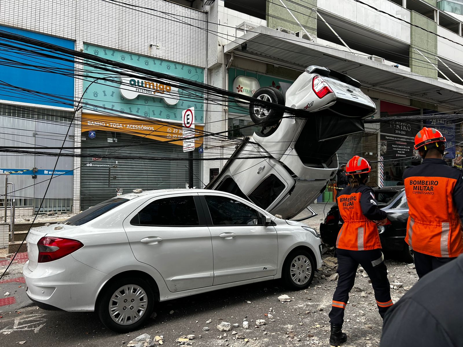 A Gazeta V Deos Mostram Momento Em Que Carro Despenca De Pr Dio Na