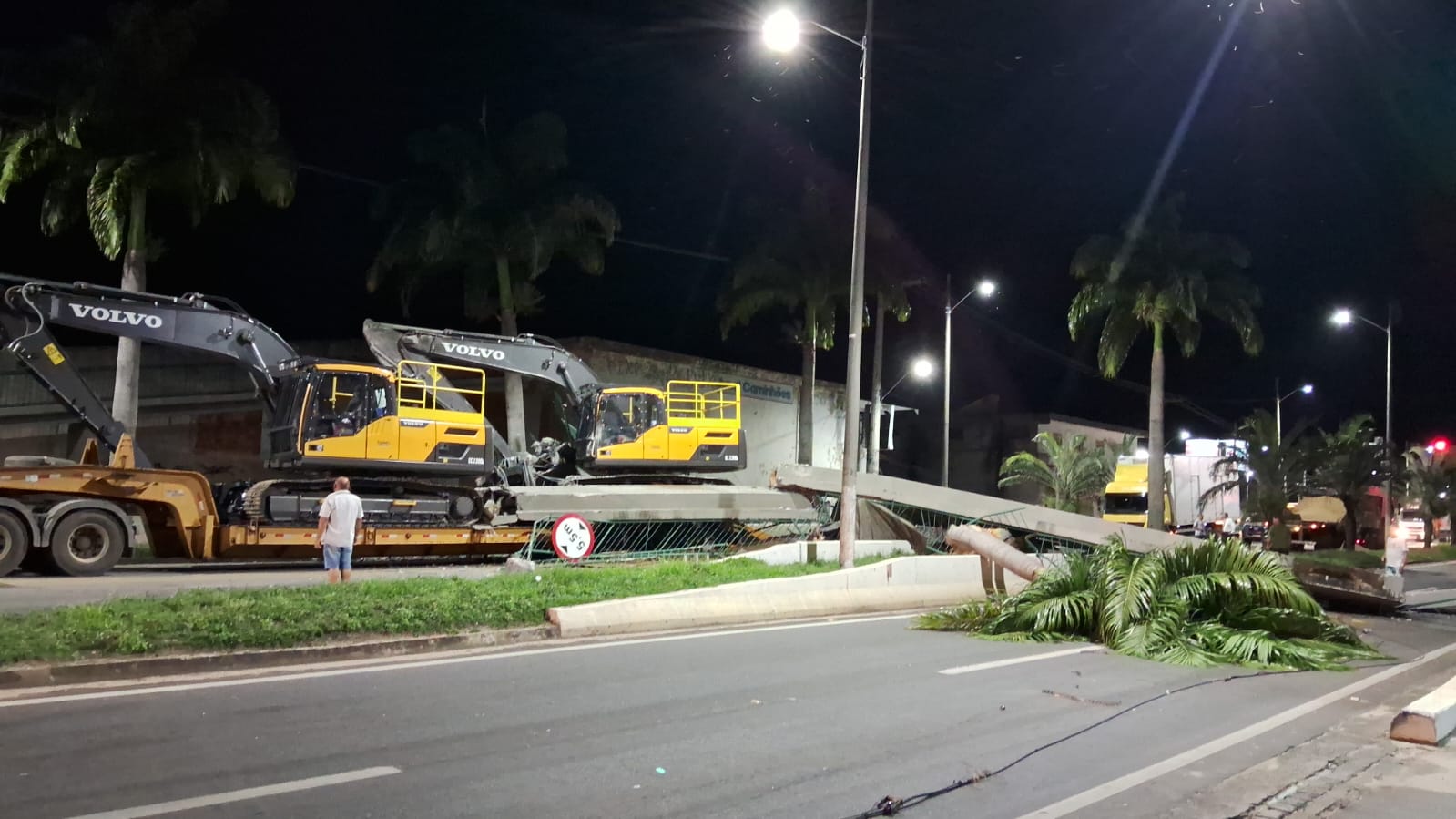 A Gazeta Trator Em Carreta Derruba Passarela E Interdita BR 101 Em