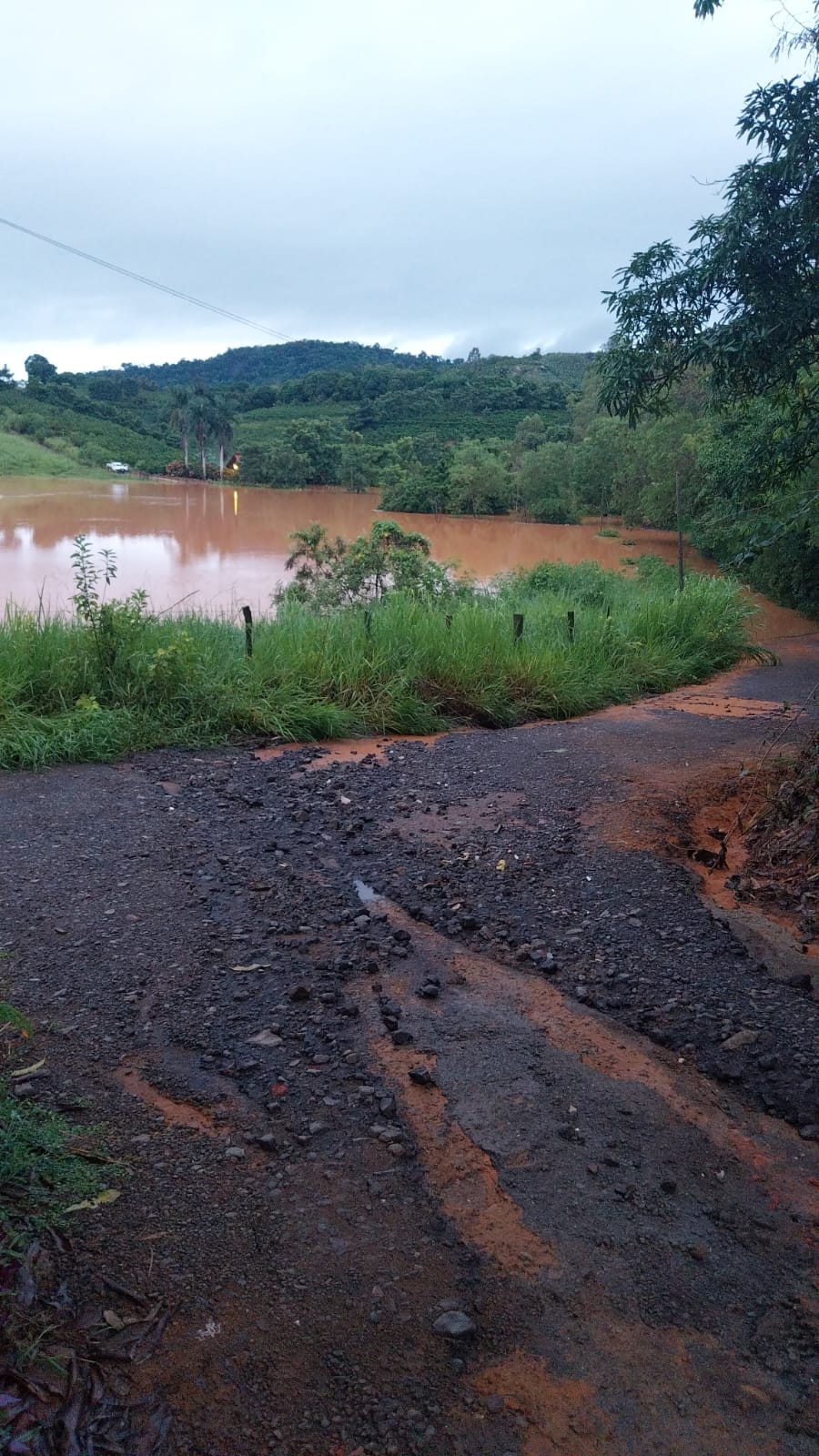 A Gazeta Mais De 100mm Chuva Provoca Alagamentos E Queda De Barreira