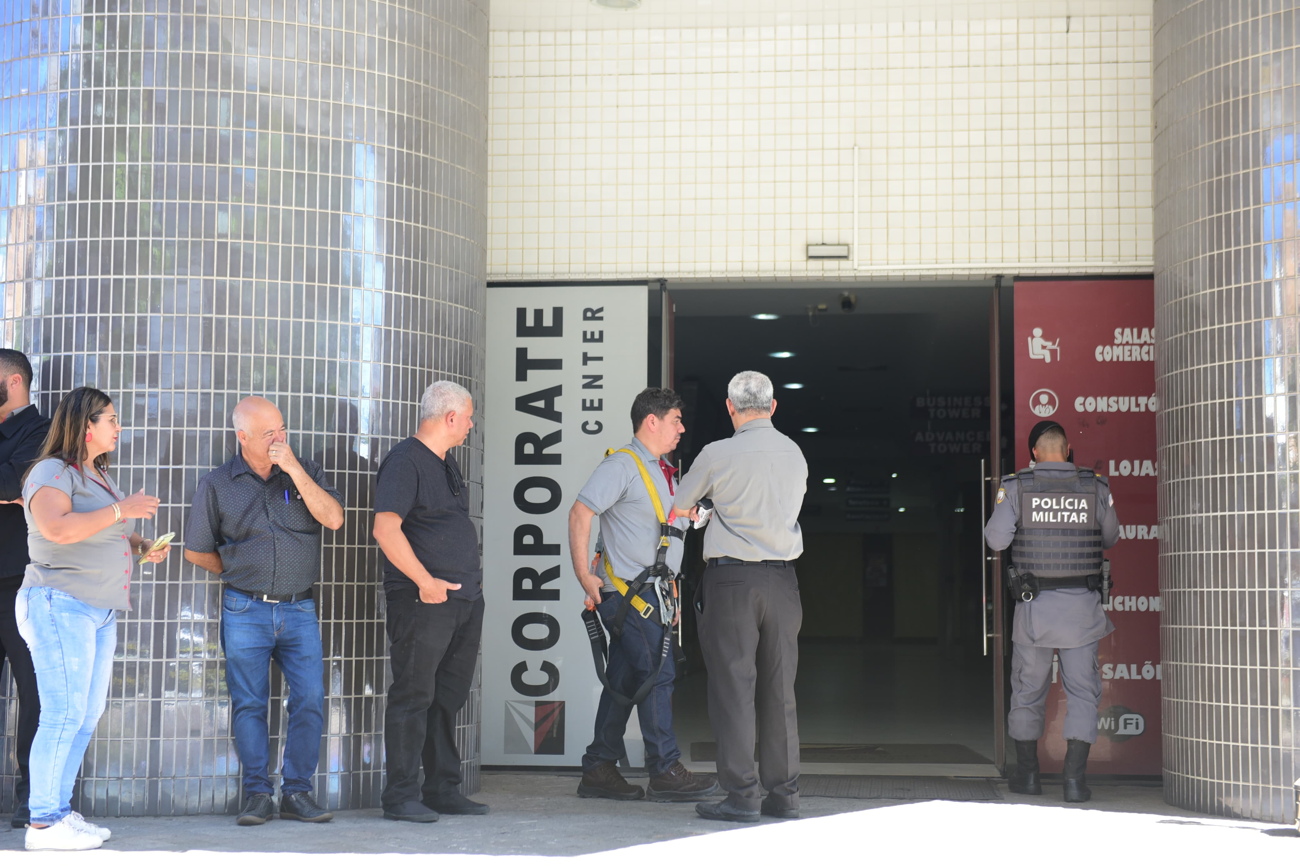 A Gazeta Prédio na Reta da Penha é evacuado após suspeita de bomba em