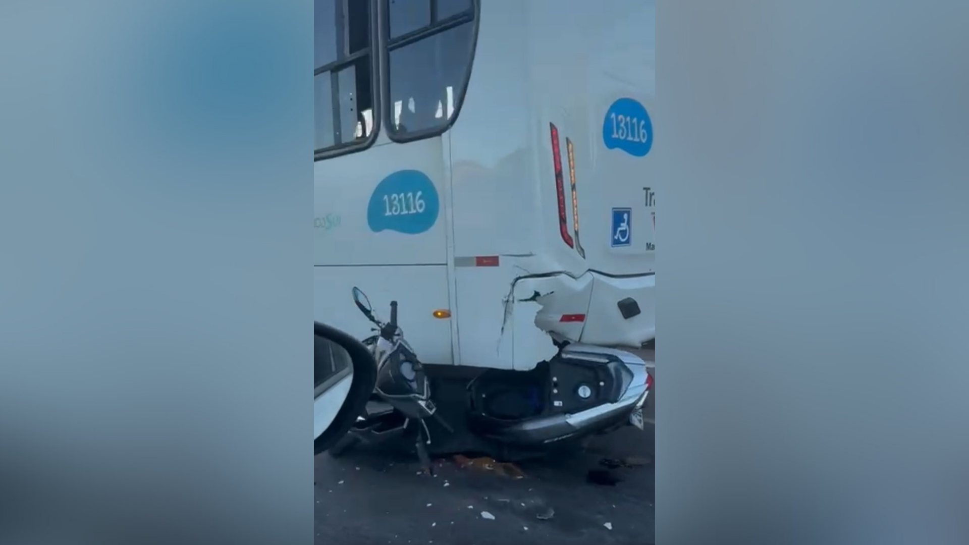 A Gazeta Motociclista fica ferida após bater em ônibus do Transcol em