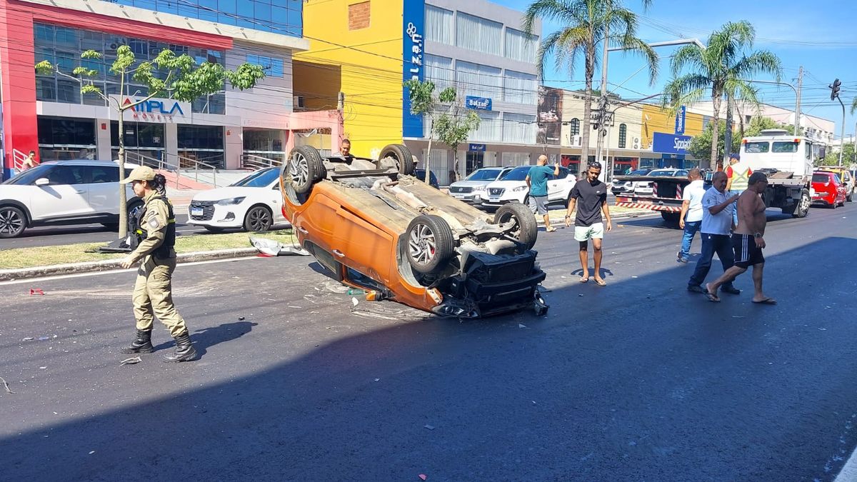 A Gazeta Carro Capota E Complica O Tr Nsito Em Avenida De Vit Ria