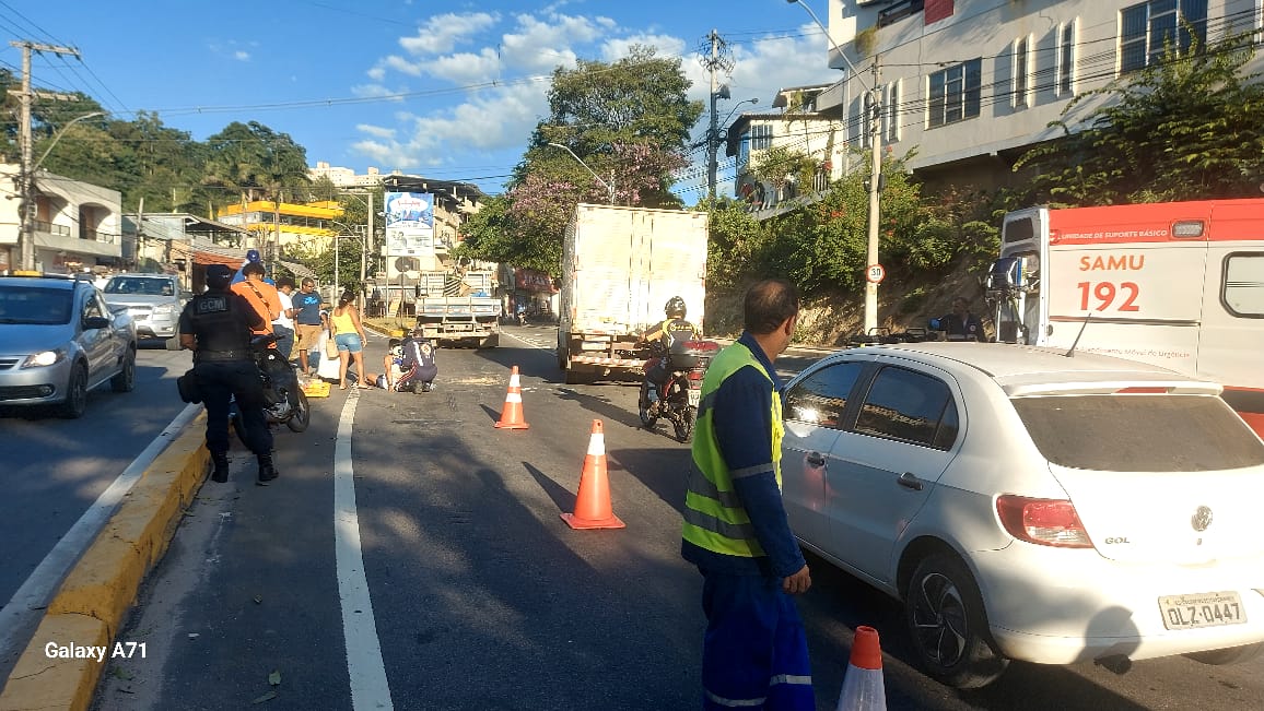 A Gazeta Acidente Entre Moto E Caminh O Deixa Duas Pessoas Feridas Em