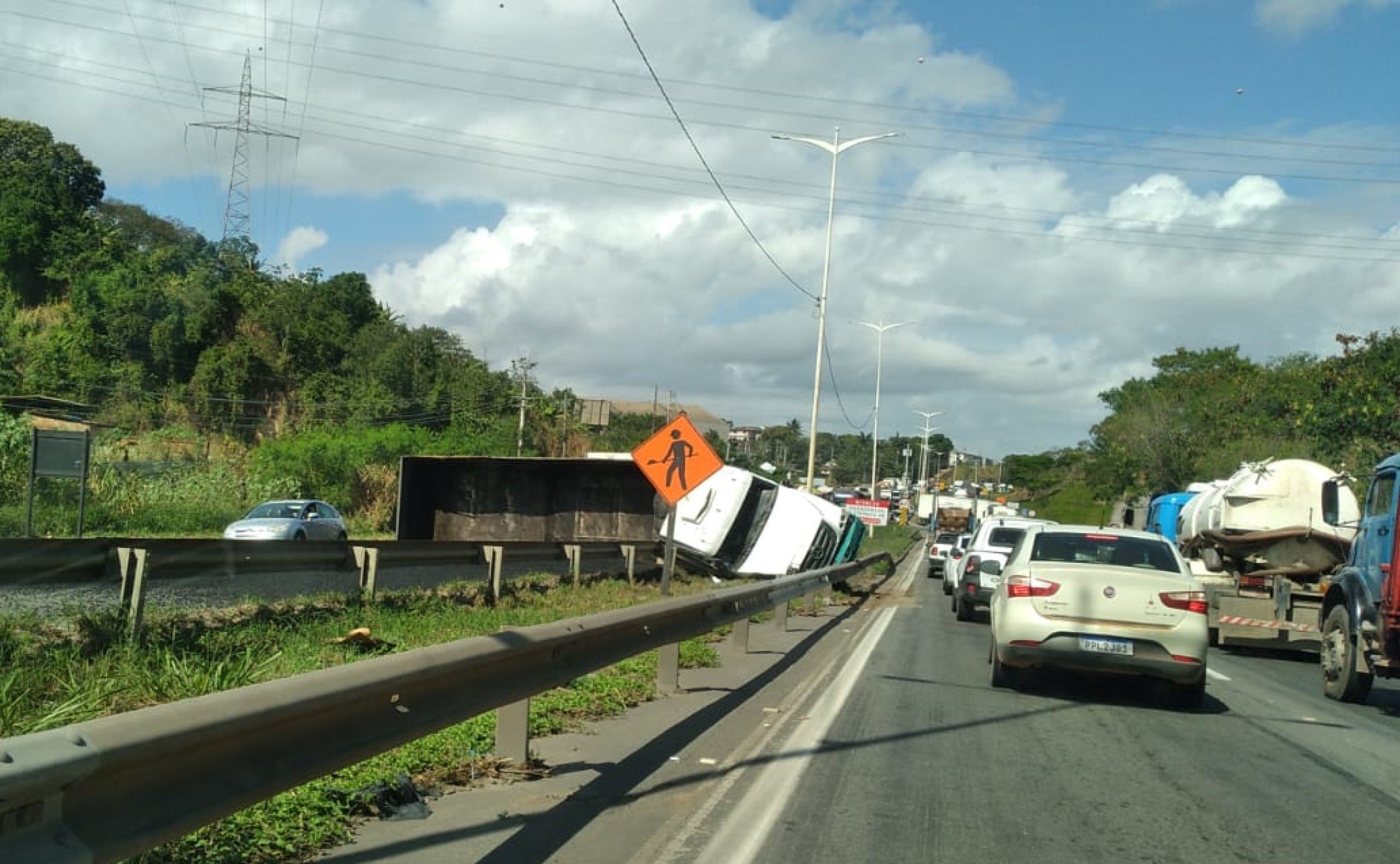 A Gazeta Carreta Tomba E Interdita Trecho Da Rodovia Do Contorno Em