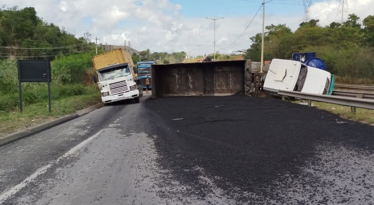 Carreta Tomba E Interdita Trecho Da Rodovia Do Contorno Em Cariacica