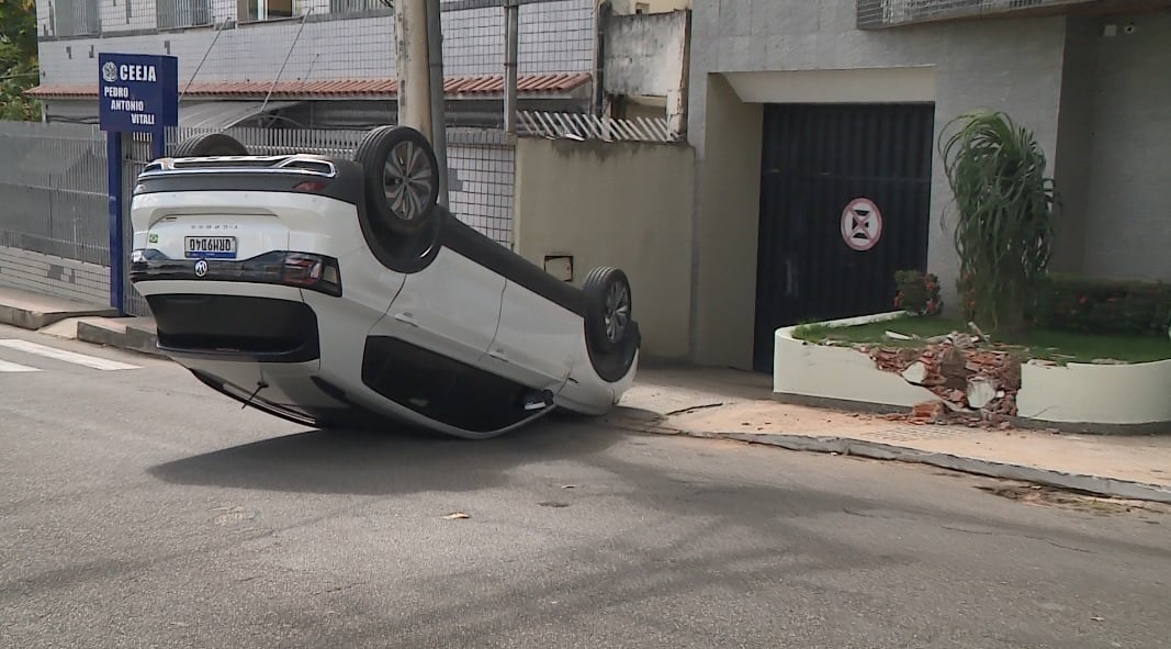 A Gazeta Carro Sem Motorista Desce Ladeira Bate Em Mureta E Capota