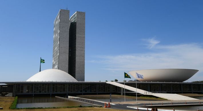 Um pedido de vista coletivo adiou por duas sessões a votação do relatório sobre a Proposta de Emenda à Constituição que autoriza bilhões para caminhoneiros, taxistas e Auxílio Brasil em ano eleitoral