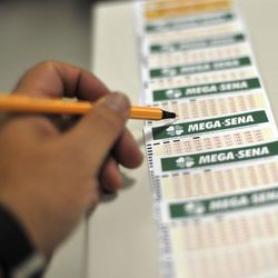 O prêmio principal, que foi sorteado na noite de quinta (12), acumulou e está estimado em R$ 100 milhões para o próximo sorteio