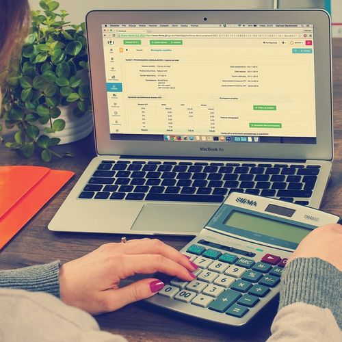 Deixar até a reserva financeira para uma emergência na tradicional caderneta virou um mau negócio. Em vez de render, os recursos podem perder valor. Entenda o porquê e o que fazer