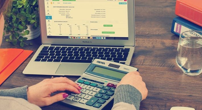 Deixar até a reserva financeira para uma emergência na tradicional caderneta virou um mau negócio. Em vez de render, os recursos podem perder valor. Entenda o por quê e o que fazer