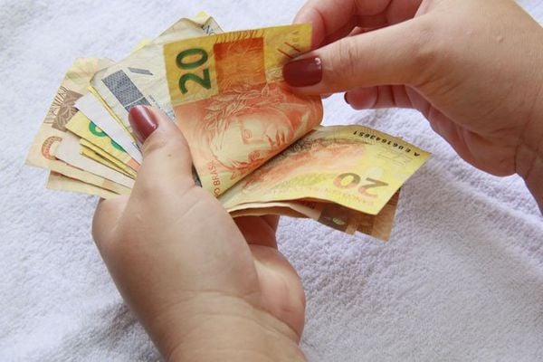 Governo prevê salário mínimo de R$ 1.039,00 em 2020