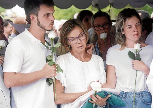 Rita Camata, ao lado dos filhos, Bruno e Enza, no enterro do ex-governador Gerson Camata