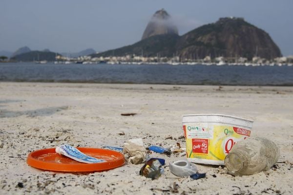 Lixo vindo do mar coletado na areia da praia de Botafogo. Crédito: Fernando Frazão/Agência Brasil