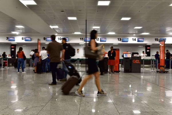 Passageiros com bagagens no saguão do novo Aeroporto de Vitória