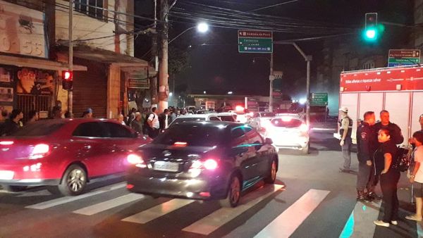 Trânsito é liberado na rua Duarte Lemos, em Vitória por Carlos Alberto Silva