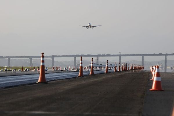 Avião da Azul pousa no Aeroporto Santos Dumont durante o período de obras de pavimentação com asfalto poroso  na pista principal. 