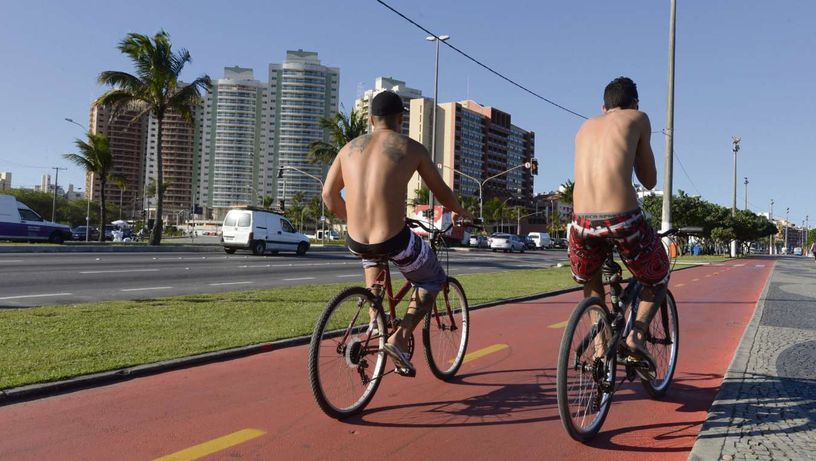 Passeio de bicicleta em Camburi
