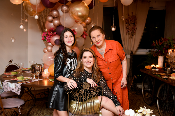 Aniversário. Alice Devens, a aniversariante Jaqueline Devens e Maria Carmen Devens: três gerações em festa.   . Crédito: FOTO: Jaqueline Sathler