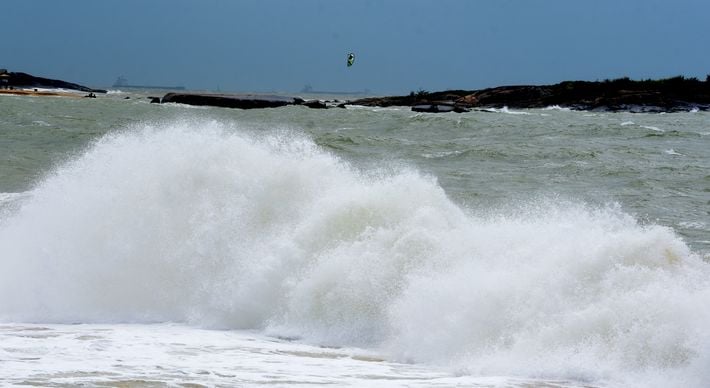 Aviso emitido nesta quarta-feira (23) é válido para quinta (24) e abrange litoral entre Arraial do Cabo (RJ) e Vitória (ES); ventania ocorrerá devido a frente fria