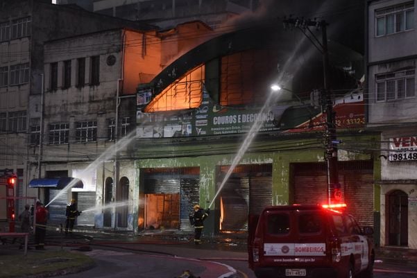 Data: 20/09/2019 - ES - Vitória - Incêndio destrói o depósito da loja Alves e couros na Vila Rubim - Editoria: Cidades