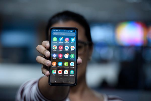 Data: 23/09/2019 - ES - Vitória - Mulher mostra de celular/smartphone com aplicativos - Editoria: Cidades