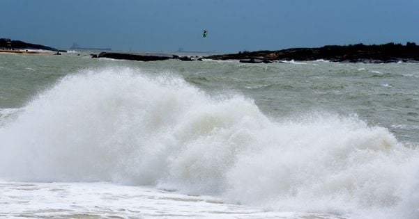Ondas podem chegar a cinco metros na região próxima ao ciclone. Crédito: Ricardo Medeiros | GZ