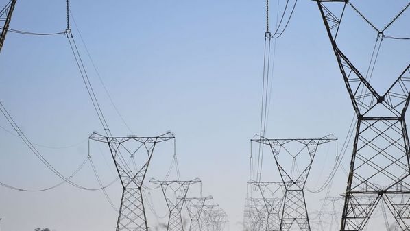 O programa Tarifa Social concede descontos escalonados de 10% a 65% na conta de luz de famílias de baixa renda, de acordo com a faixa de consumo