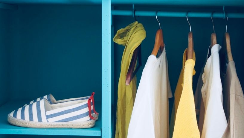 Aprenda a tirar o odor de mofo das roupas do armário