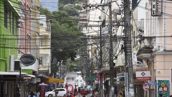 Obra em vias históricas da Capital já começou, mas a falta de um projeto final para aterrar fiação diante de impasse entre prefeitura e EDP, somada às condições do solo de uma das vias, vai fazer com que sonho de moradores não se concretize