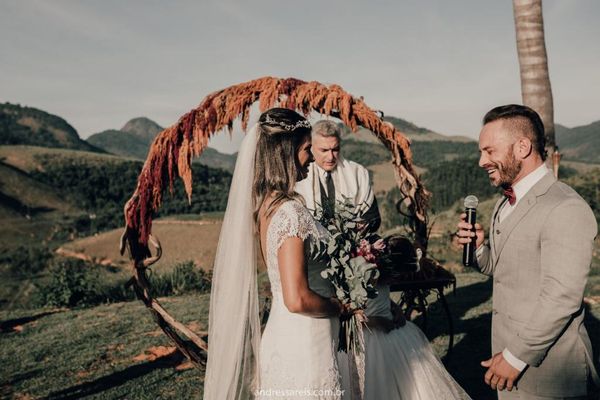 Loyane Makmmyllan e Arnaldo Pontes se casaram durante uma cerimônia em uma chácara, em Viana. Crédito: Andressa Reis