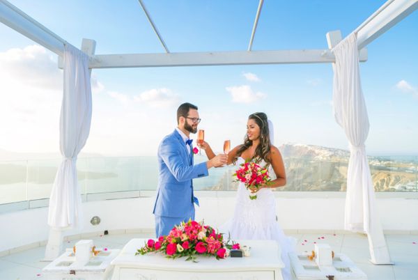 Em setembro de 2018, os jornalistas Kamila Rodrigues e Paulo Mariano se casaram durante uma viagem para Santorini, na Grécia. Crédito: Acervo pessoal