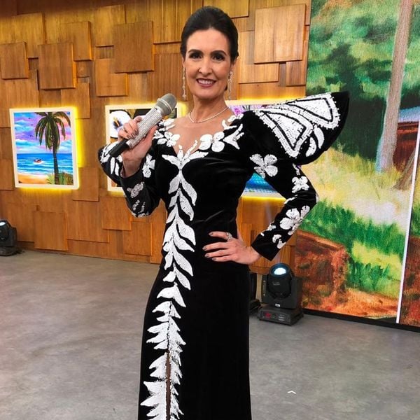 A apresentadora Fátima Bernardes encarna Hebe Camargo e usa vestido icônico da dama da TV no palco da Globo