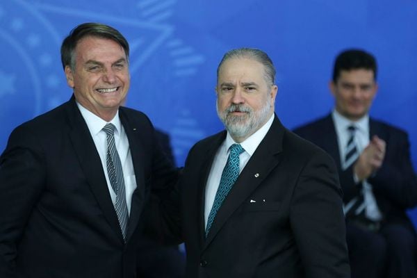 O presidente Jair Bolsonaro dá posse ao novo procurador-geral da República, Augusto Aras, no Palácio do Planalto