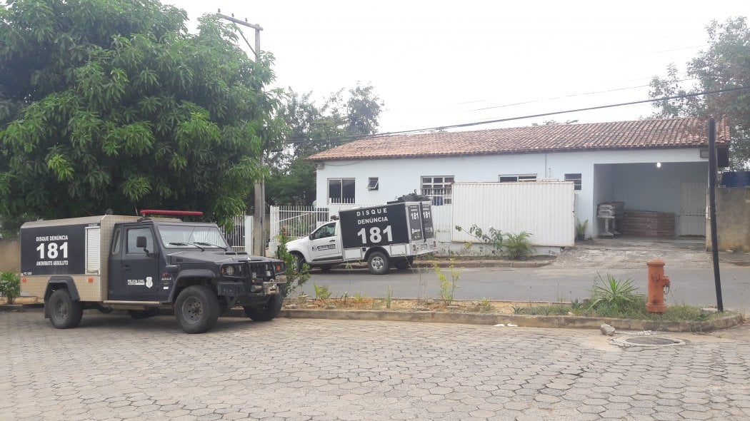 Motocicleta conduzida pela vítima de 19 anos teria batido na traseira do veículo, que estava no acostamento, segundo a PM