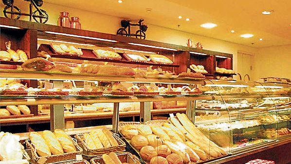Segundo o governo, aos fins de semana só podem funcionar atividades essenciais como farmácias, supermercados, padarias e outros comércios
